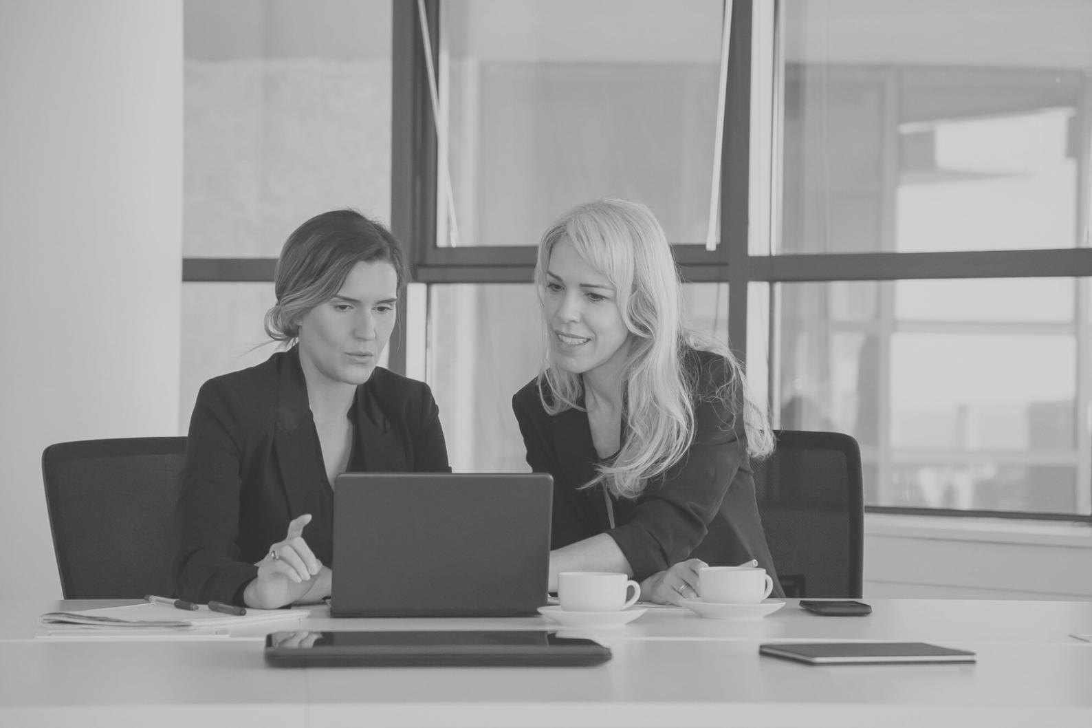 Famille travaillant ensemble sur la gestion de leur budget familial avec des documents et un ordinateur portable